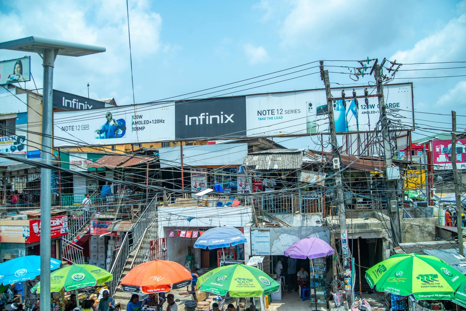 Open-air market in Lagos with traders and shoppers — scene of manual commerce in emerging markets